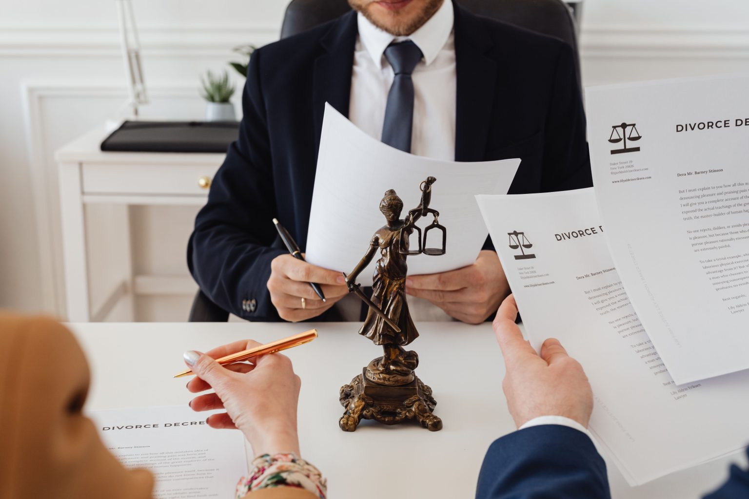 The Benefits of Working with a Divorce Lawyer During Challenging Times